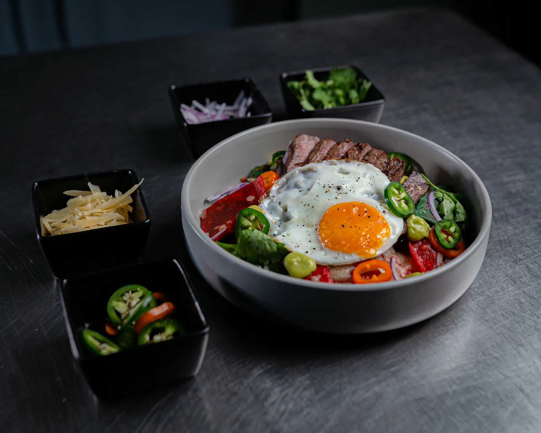 Bowl de res con huevo frito y encurtidos, fotografiado por Vita Studio