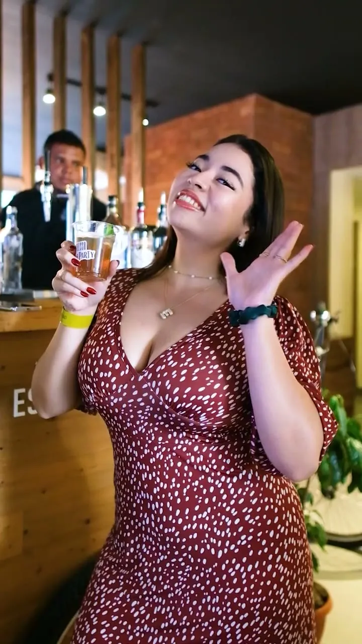Reel de un evento de cafetería: una clienta brinda con una bebida fría