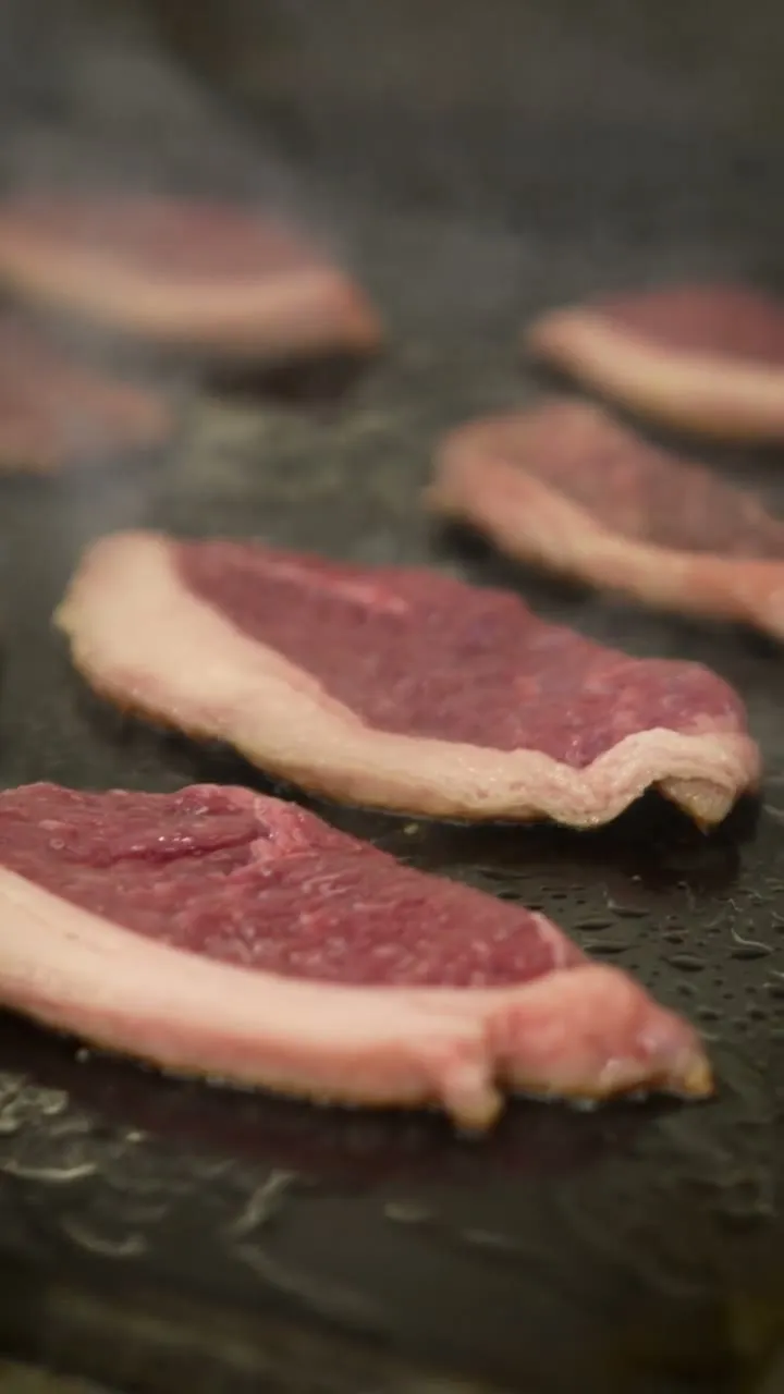 Reel de restaurante: cortes de carne sellándose en la plancha
